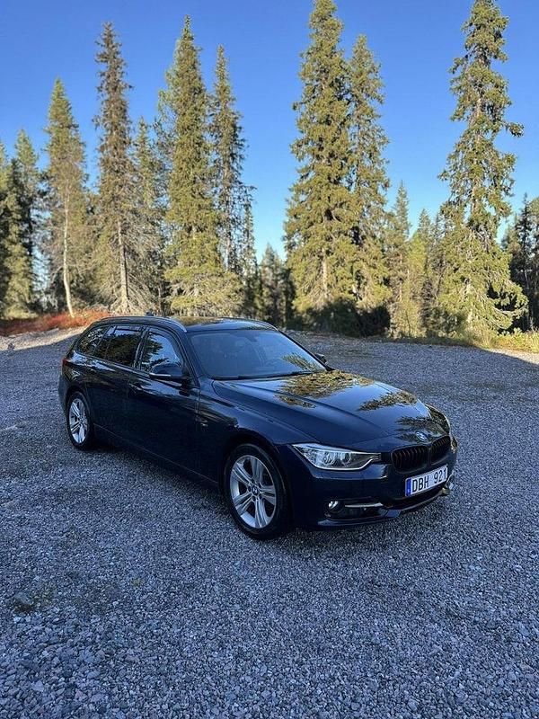 Blå Begagnad 2014 BMW 318 Sport Line Kombi | 107 000 kr (Marknadspris) - Bild 1/4