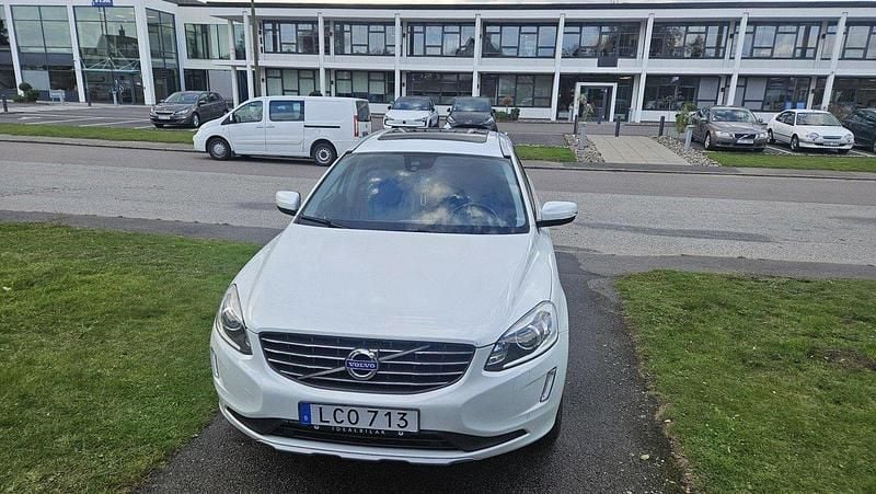 Vit Begagnad 2016 Volvo XC60 Ocean Race SUV | 174 900 kr (Bra pris) - Bild 1/4