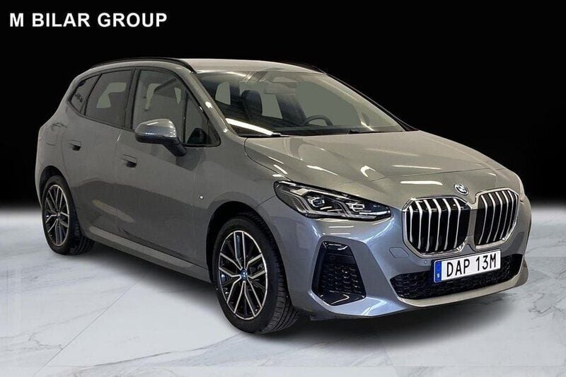 Grå Begagnad 2025 BMW 230e Active Tourer M Sport Minibuss | 509 000 kr - Bild 1/4