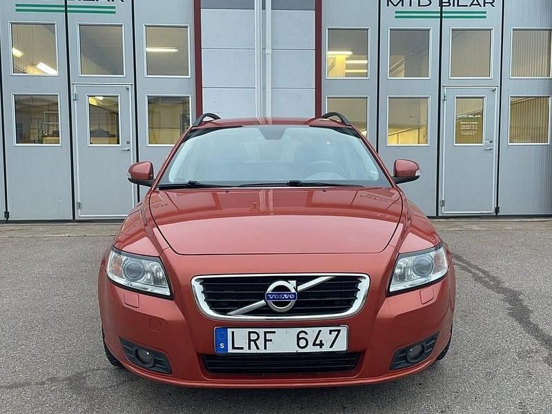 Begagnad Volvo V50 Momentum 116 HK (85 kW) 2011 Röd Kombi