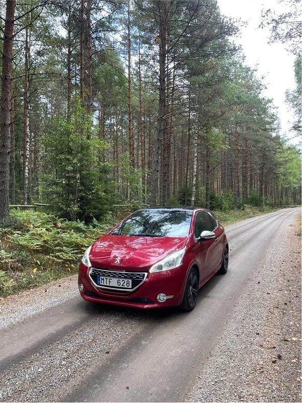 Röd Begagnad 2013 Peugeot 208 GTi Halvkombi | 79 000 kr (Marknadspris) - Bild 1/4