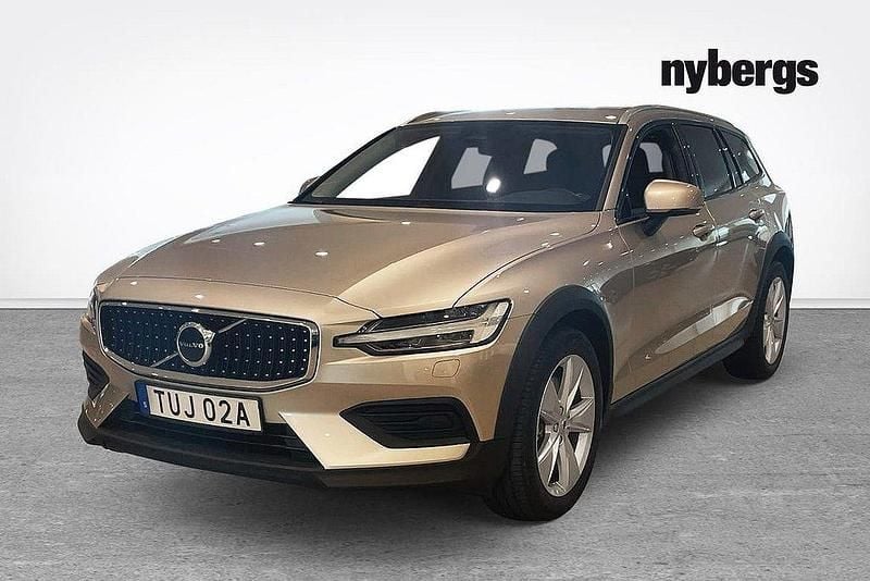 Ljusgrå Begagnad 2023 Volvo V60 CC Core Kombi | 419 000 kr (Marknadspris) - Bild 1/4