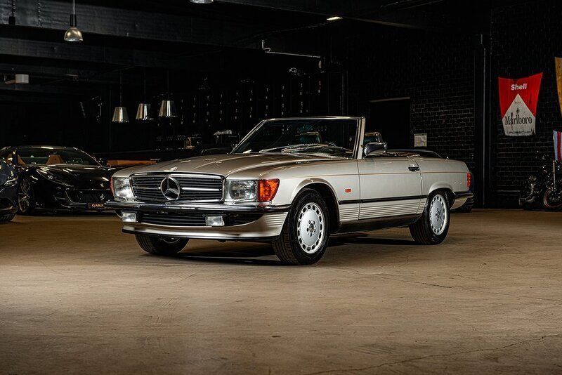 Begagnad 1986 Mercedes SL300 Cab | 699 300 kr - Bild 1/4
