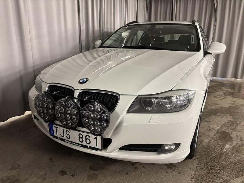Begagnad BMW 320 184 HK (135 kW) 2012 Vit Kombi
