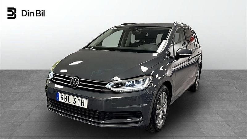 Mörkgrå Ny 2024 VW Touran Life Minibuss | 389 000 kr (Marknadspris) - Bild 1/4