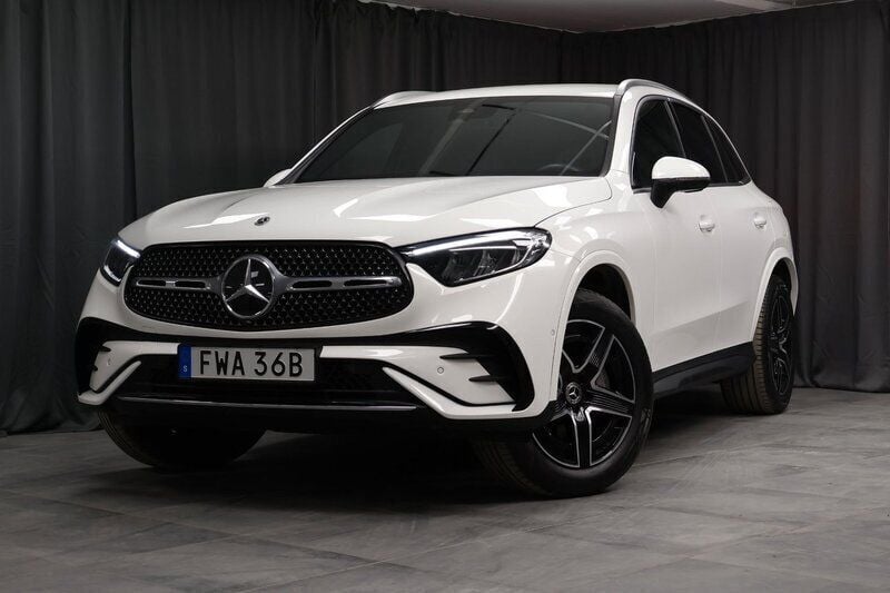 Vit Begagnad 2023 Mercedes GLC300e Advanced Plus SUV | 739 000 kr (Marknadspris) - Bild 1/4
