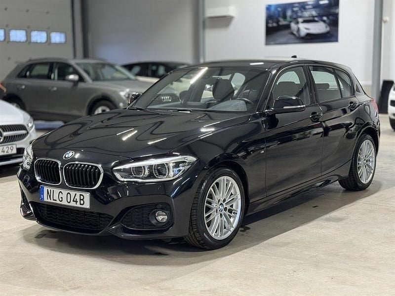 Svart Begagnad 2019 BMW 118 M Sport Halvkombi | 159 900 kr (Bra pris) - Bild 1/4