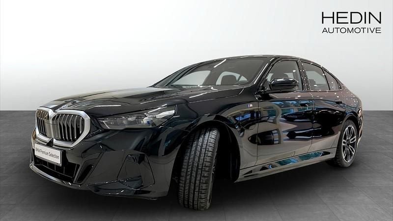 Svart (black) Begagnad 2025 BMW 530e M Sport Sedan | 648 700 kr (Superpris) - Bild 1/4