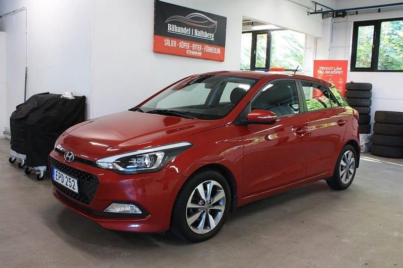 Röd Begagnad 2015 Hyundai i20 Halvkombi | 89 000 kr (Marknadspris) - Bild 1/4
