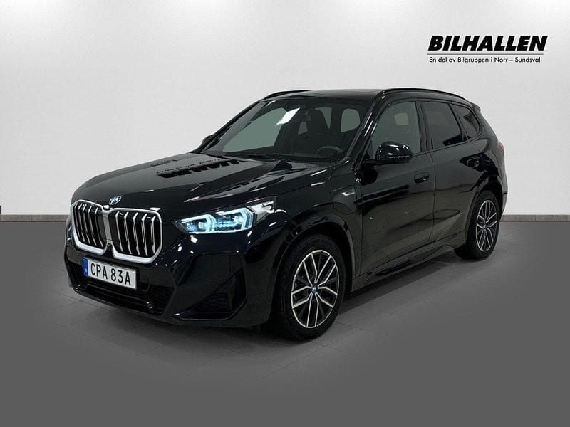 Svart Begagnad 2023 BMW X1 M Sport SUV | 479 900 kr (Marknadspris) - Bild 1/4