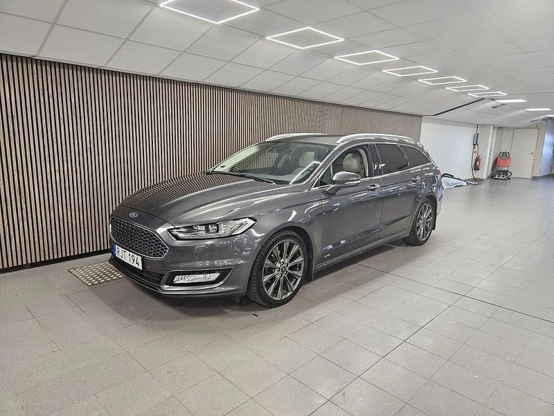 Grå Begagnad 2017 Ford Mondeo Titanium Kombi | 179 700 kr (Lite dyr) - Bild 1/4