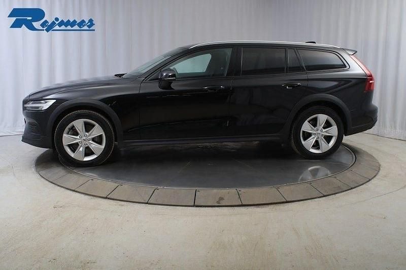 Begagnad Volvo V60 CC Core 250 HK (183 kW) 2024 Onyx svart metallic Kombi