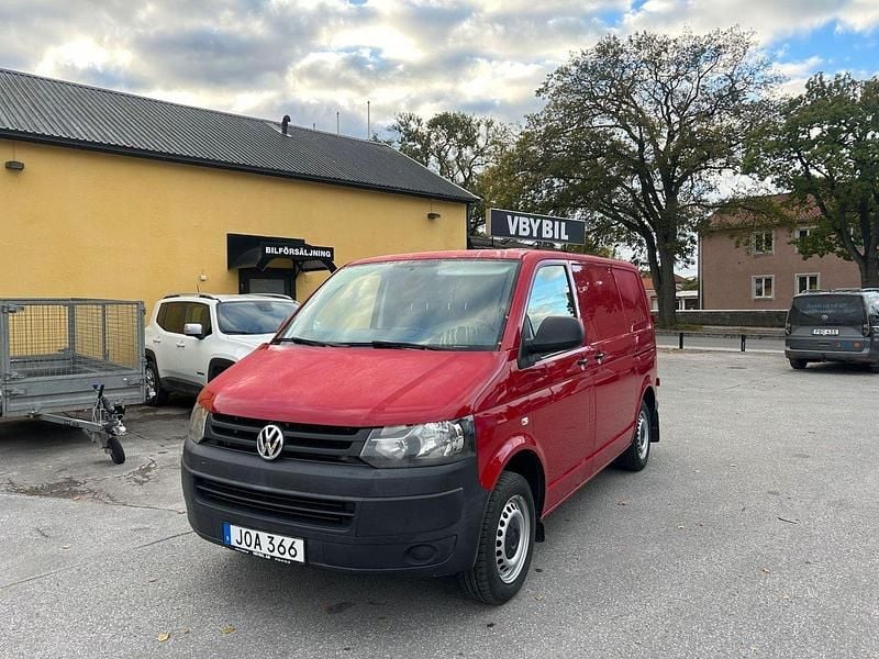 Röd Begagnad 2015 VW T5 Van | 146 000 kr (Dyr) - Bild 1/4