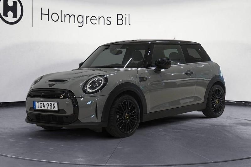 Moonwalk grey met Begagnad 2023 Mini Cooper Essential Halvkombi | 219 500 kr (Marknadspris) - Bild 1/4