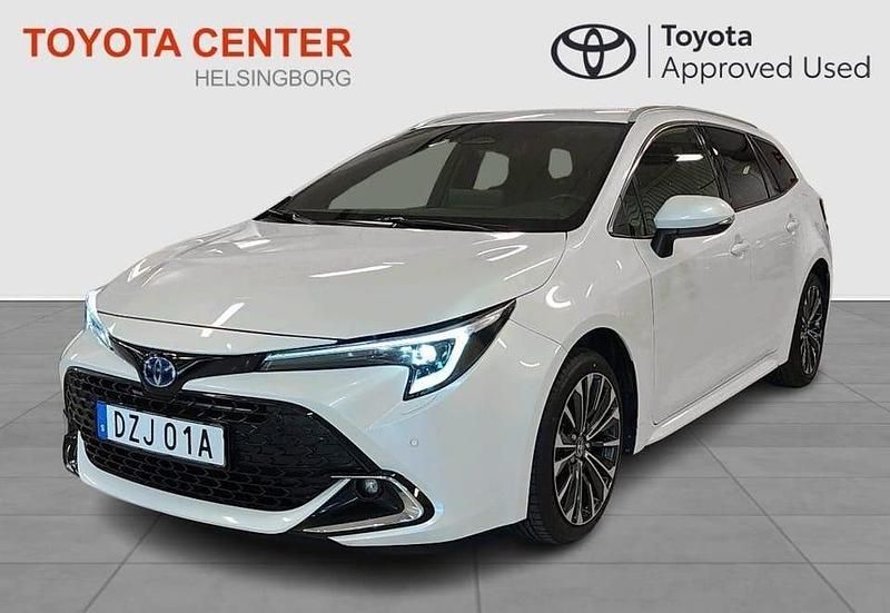 Vit Begagnad 2023 Toyota Corolla Style Kombi | 269 900 kr (Marknadspris) - Bild 1/4