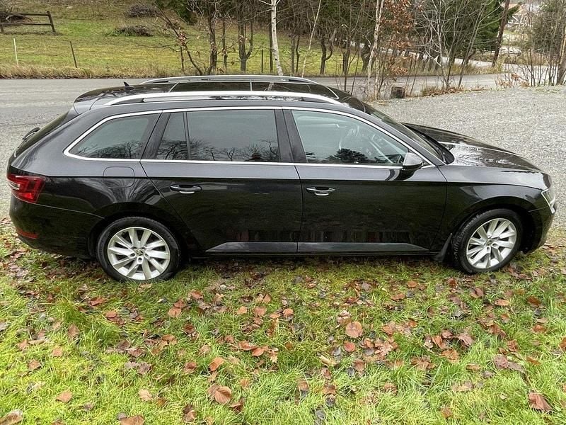 Svart Begagnad 2018 Skoda Superb Kombi | 185 000 kr (Marknadspris) - Bild 1/4