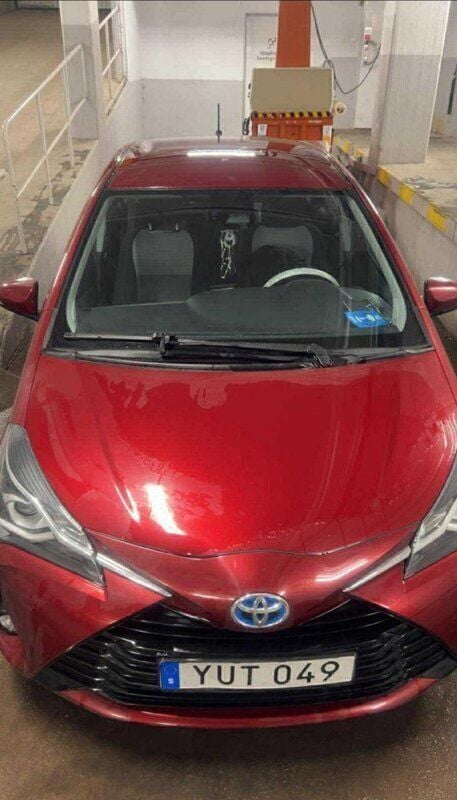 Röd Begagnad 2017 Toyota Yaris Hybrid Active Halvkombi | 130 500 kr (Marknadspris) - Bild 1/4