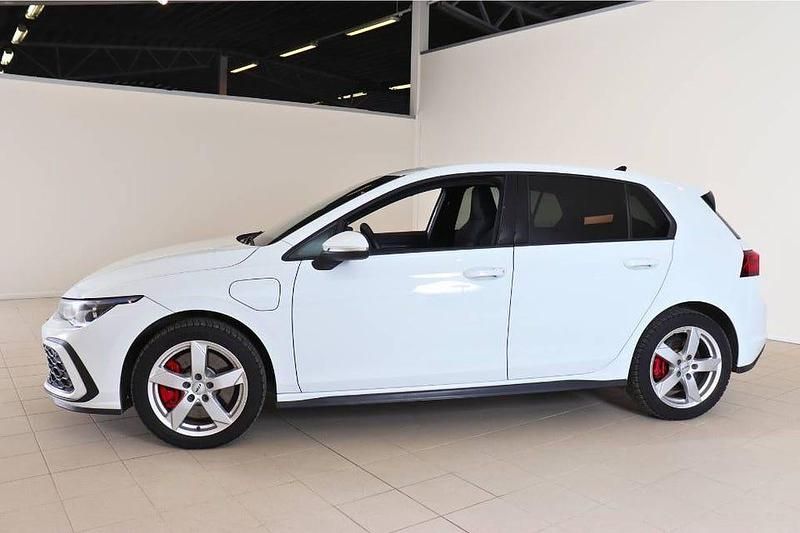 Begagnad VW Golf VIII GTE 245 HK (180 kW) 2020 Pure white Halvkombi