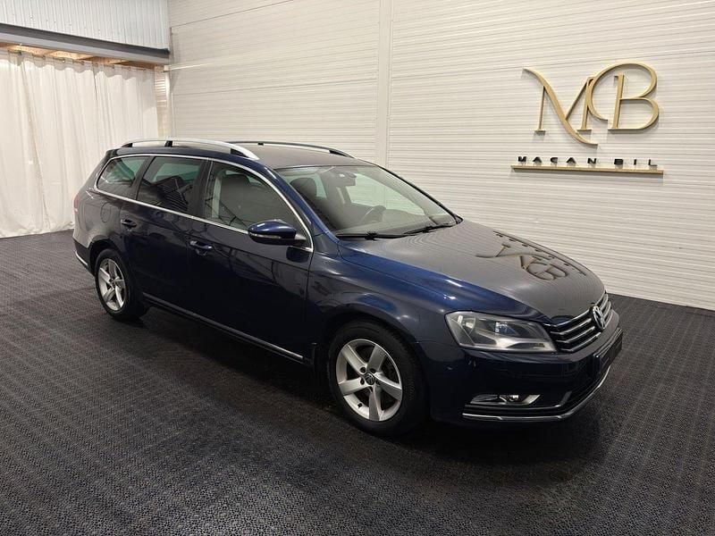 Mörkblå Begagnad 2011 VW Passat Kombi | 79 900 kr (Marknadspris) - Bild 1/3