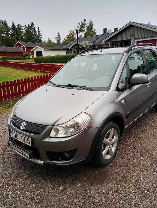 Silver Begagnad 2007 Suzuki SX4 Halvkombi | 24 000 kr (Superpris) - Bild 1/4