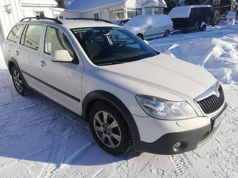 Begagnad Skoda Octavia Scout 140 HK (102 kW) 2013 Kombi