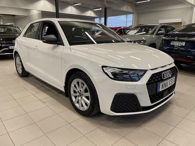 Cortinavit Begagnad 2021 Audi A1 Sportback Proline Halvkombi | 189 900 kr (Marknadspris) - Bild 1/4