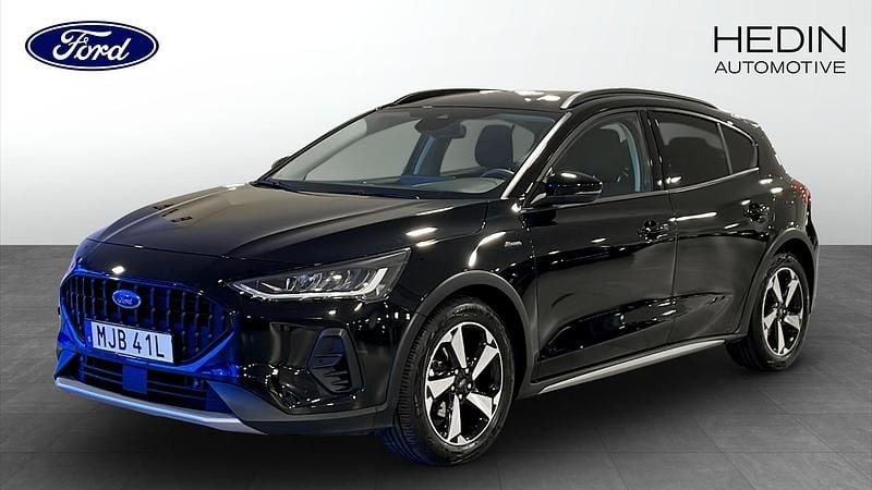 Svart (black) Begagnad 2022 Ford Focus Active Halvkombi | 204 900 kr (Marknadspris) - Bild 1/4