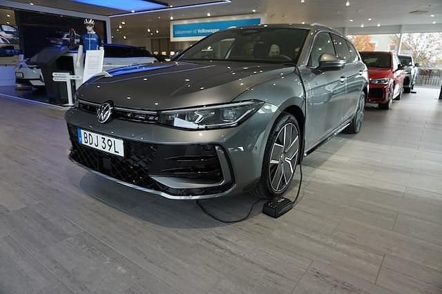 Ny 2026 VW Passat R-line | 564 600 kr (Marknadspris) - Bild 1/4