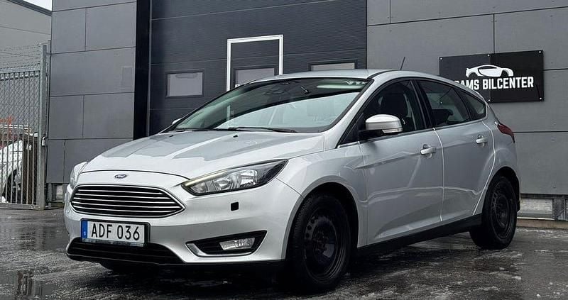 Begagnad Ford Focus Titanium 101 HK (74 kW) 2017 Grå Halvkombi