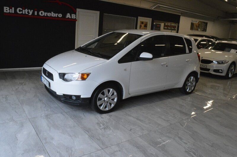 Vit Begagnad 2010 Mitsubishi Colt Halvkombi | 45 900 kr (Marknadspris) - Bild 1/4