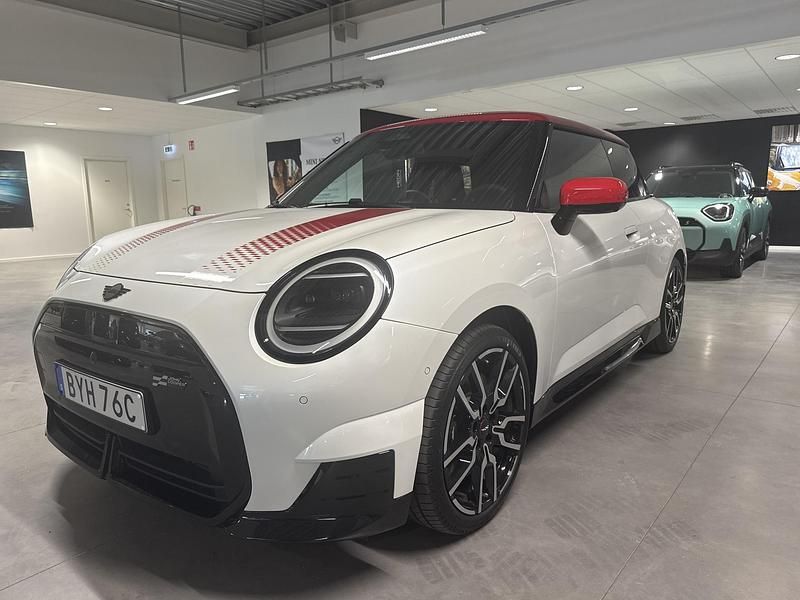 Vit Begagnad 2024 Mini Cooper SE Halvkombi | 424 900 kr - Bild 1/4