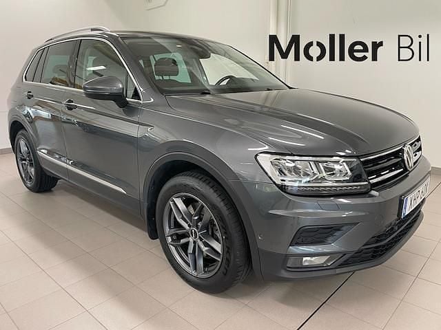 Mörkgrå (indium grey metallic) Begagnad 2020 VW Tiguan Comfortline SUV | 279 000 kr (Marknadspris) - Bild 1/4