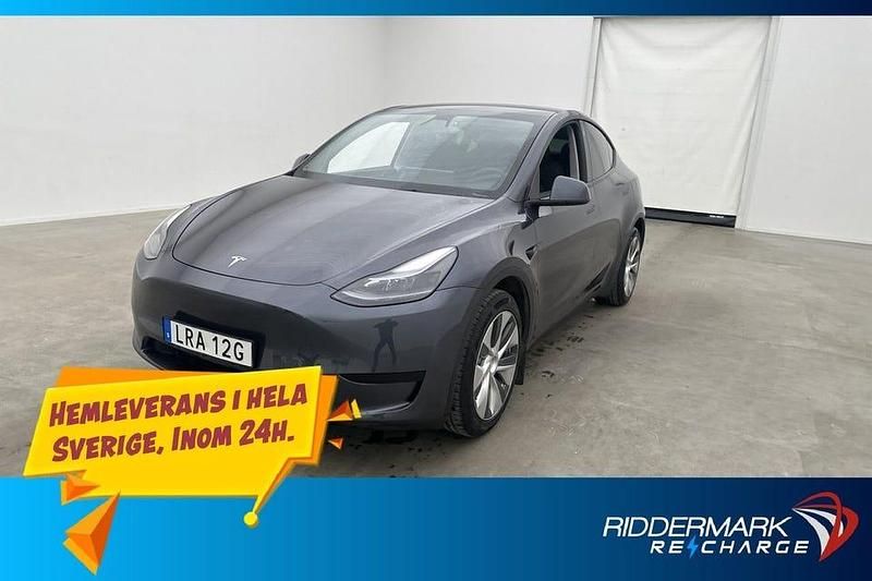 Grå Begagnad 2022 Tesla Model Y Standard Range SUV | 368 900 kr (Marknadspris) - Bild 1/3