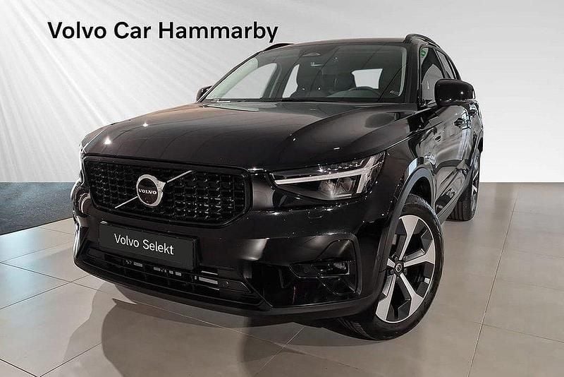 Svart Begagnad 2024 Volvo XC40 Plus SUV | 404 900 kr (Lite dyr) - Bild 1/3