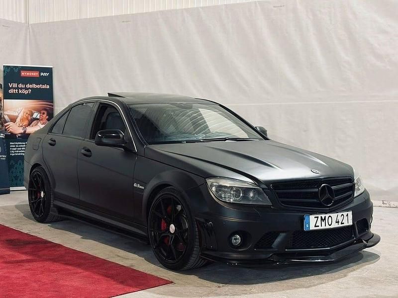 Grå Begagnad 2007 Mercedes C63 AMG Avantgarde Sedan | 334 500 kr (Marknadspris) - Bild 1/4