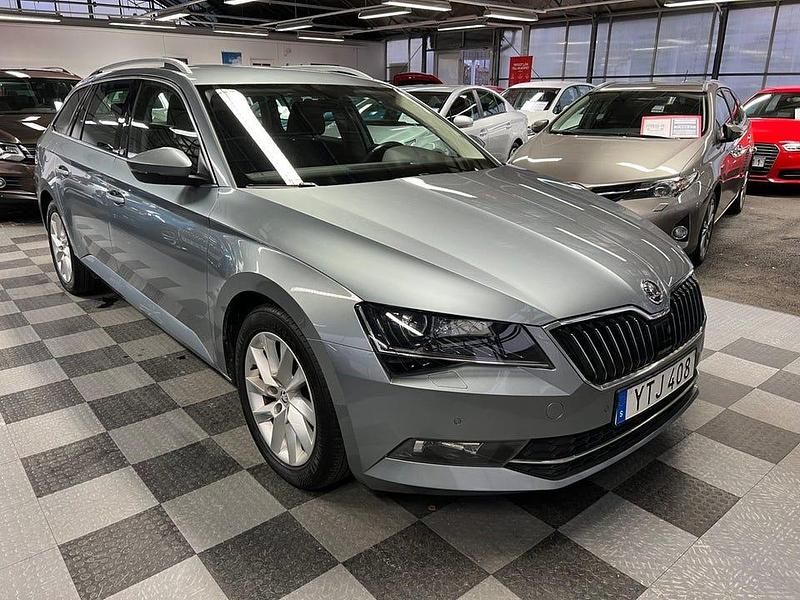 Grå Begagnad 2017 Skoda Superb Style Kombi | 174 000 kr (Lite dyr) - Bild 1/4