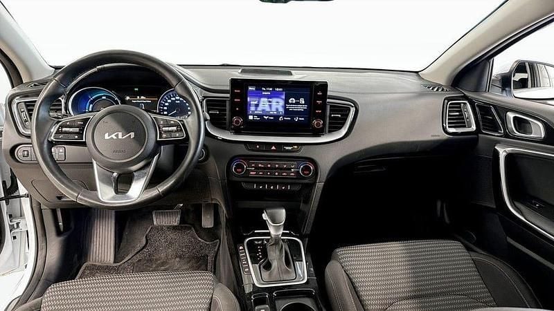 Begagnad Kia Ceed Advance 141 HK (103 kW) 2022 Vit Halvkombi