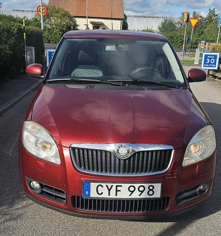 Röd Begagnad 2009 Skoda Fabia Ambiente Halvkombi | 18 000 kr (Bra pris) - Bild 1/4