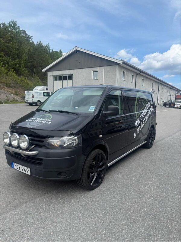 Svart Begagnad 2015 VW T5 Van | 109 000 kr (Marknadspris) - Bild 1/3