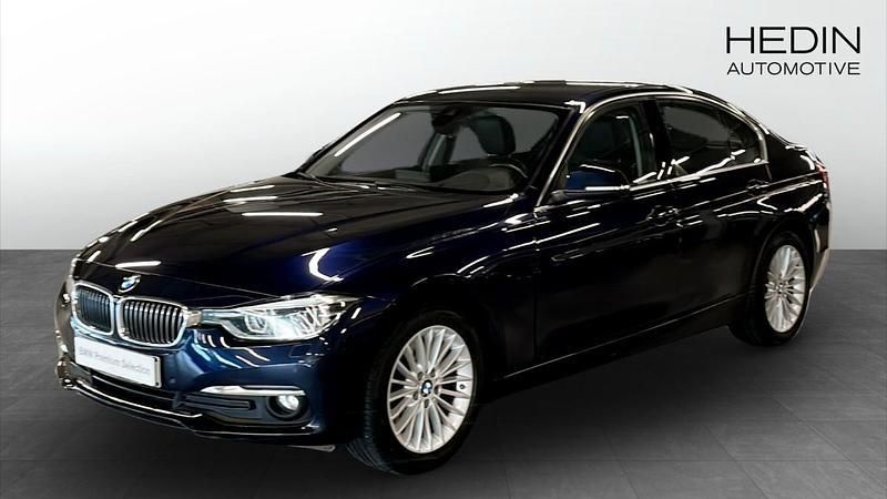 Blå (blue) Begagnad 2015 BMW 320 Luxury Line Sedan | 208 700 kr (Marknadspris) - Bild 1/4