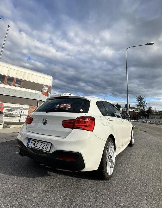 Vit Begagnad 2016 BMW 120 M Sport Halvkombi | 195 000 kr (Marknadspris) - Bild 1/4
