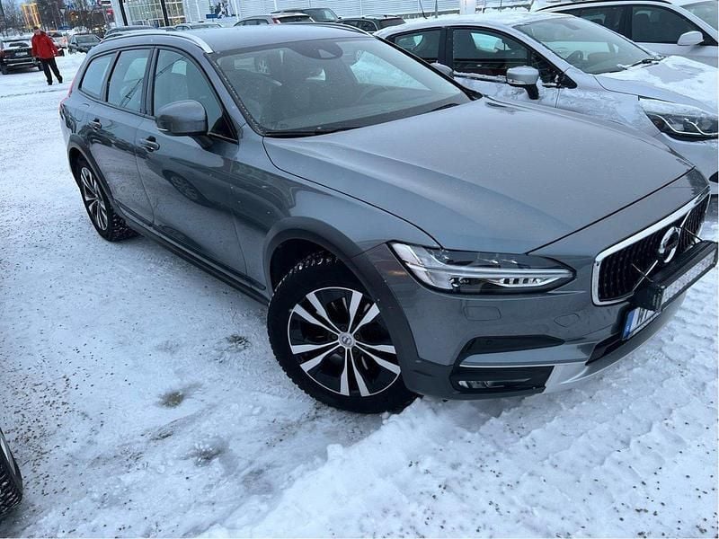 Grå Begagnad 2020 Volvo V90 CC Momentum Kombi | 309 000 kr (Marknadspris) - Bild 1/2