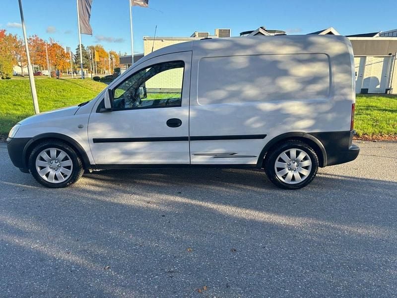 Vit Begagnad 2009 Opel Combo Minibuss | 39 900 kr (Lite dyr) - Bild 1/4