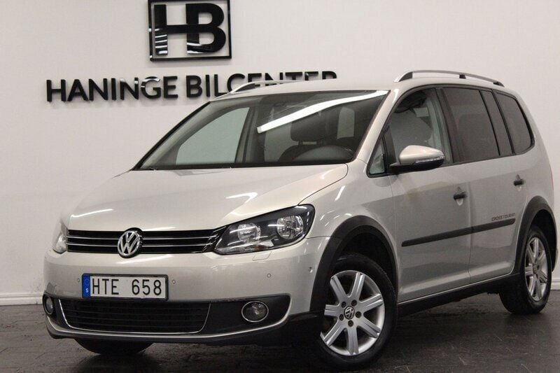 Ljusbrun (brun) Begagnad 2011 VW Touran Cross Minibuss | 119 900 kr (Marknadspris) - Bild 1/4