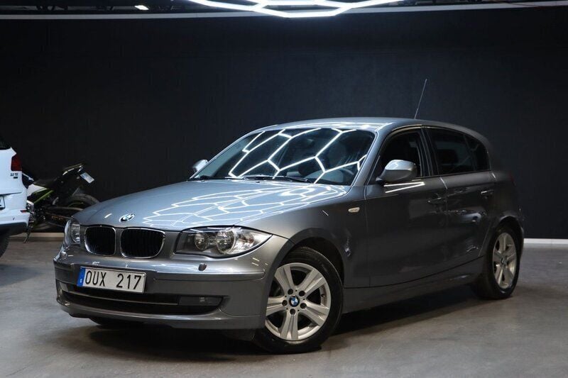 Grå Begagnad 2010 BMW 118 Advantage Halvkombi | 89 900 kr (Lite dyr) - Bild 1/4