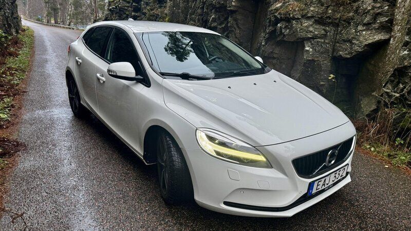 Vit Begagnad 2017 Volvo V40 Kinetic Kombi | 123 000 kr (Marknadspris) - Bild 1/4