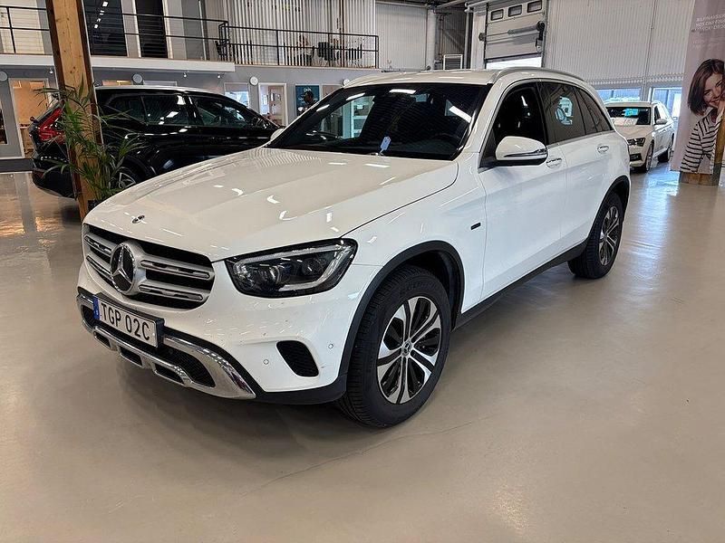 Vit Begagnad 2020 Mercedes GLC300e SUV | 339 000 kr (Dyr) - Bild 1/4