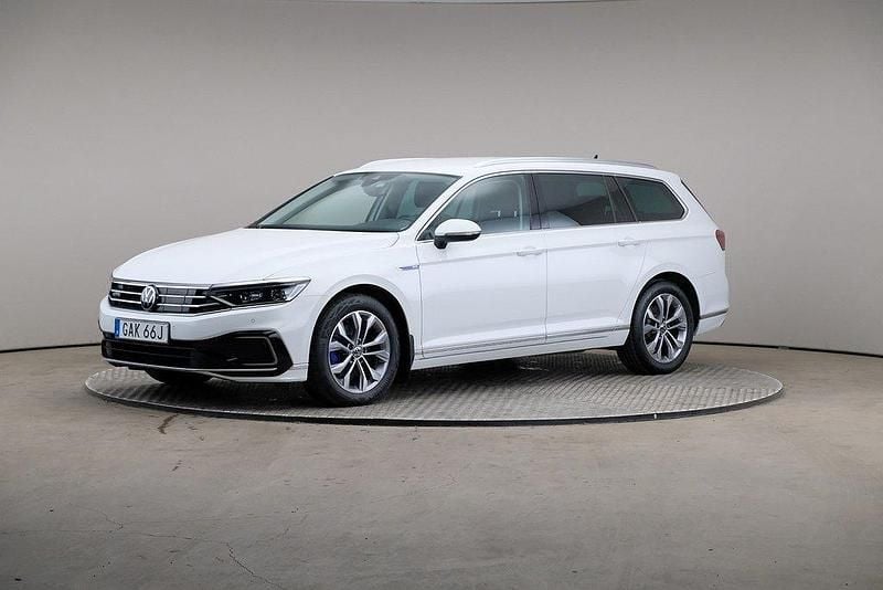 Vit Begagnad 2021 VW Passat Executive Kombi | 239 000 kr (Marknadspris) - Bild 1/4