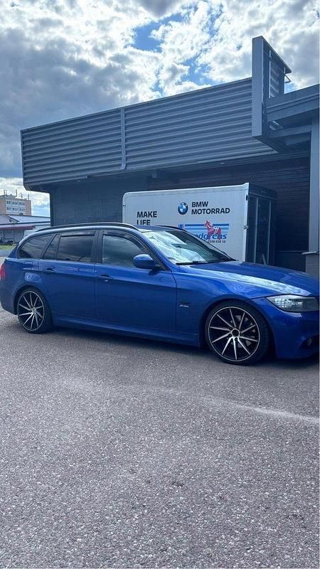 Blå Begagnad 2011 BMW 320 M Sport Kombi | 65 000 kr (Marknadspris) - Bild 1/4