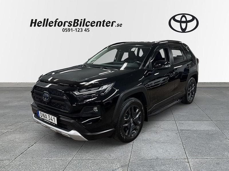 Svart Begagnad 2021 Toyota RAV4 Hybrid SUV | 429 500 kr (Dyr) - Bild 1/4